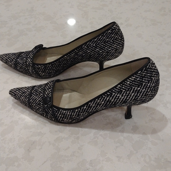 Ann Taylor. Black and White Fabric Low Pump. Size 8M. Like New. - Picture 2 of 8